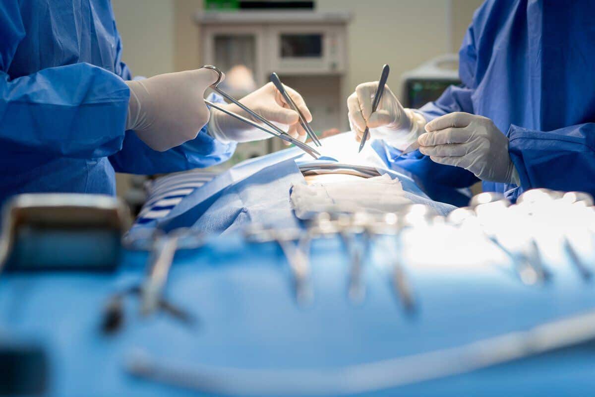 Saudi surgeon dies of a heart attack while performing operation